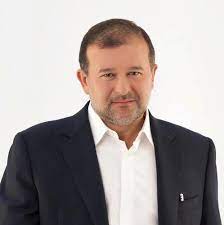 Найпоширеніша версія повідомляє, що місцевість, де тепер знаходиться луцьк, мала вигідне оборонне розташування — з півночі та заходу межі міста визначалися вигином річки стир, на півдні протікав. Baloga Viktor Ivanovich Vikipediya