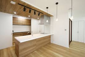 大容量パントリーが嬉しい 木目天井がおしゃれなキッチン アレスタ キッチン おしゃれ フローリング オーク