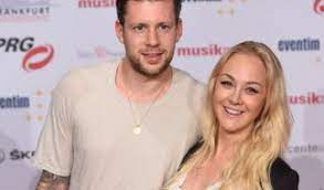 Jetzt gaben die beiden völlig überraschend ihr beziehungsende bekannt. Kostja Ullmann Privat Traurige Trennung Von Janin Reinhardt Nach 12 Jahren Liebe News De