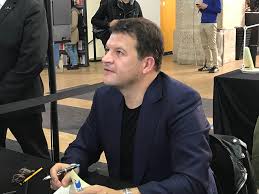 En 1999, après avoir publié trois romans devenus cultes, le célèbre écrivain nathan fawles annonce qu'il arrête d'écrire et se retire à beaumont, une île sauvage et. La Vie Secrete Des Ecrivains Prochain Roman De Guillaume Musso En Avril