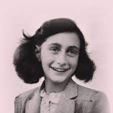 Con el título de el diario de ana frank se conoce la edición de los diarios personales escritos por ana frank entre el 12 de junio de 1942 y el 1 de agosto de 1944 en un total de tres cuadernos conservados en la actualidad, 1 donde relata su historia como adolescente y los dos años en que permaneció oculta de los nazis, con su familia alemana de origen judío, en ámsterdam durante la. Anne Frank Anne Frank Haus