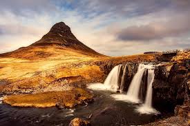 Air terjun di sebuah desa dengan penggunungan sebagai latar belakangangnya. Islandia Kirkjufell Pemandangan Gunung Air Terjun Matahari Terbenam Senja Indah Alam Di Luar Rumah Pariwisata Pikist