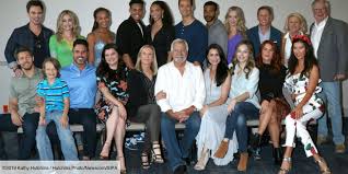 Au fil des saisons, dans le cadre glamour et irrésistible d'hollywood, on suit les familles forrester, spencer et logan qui se déchirent pour la gloire et la fortune de leur descendance. Amour Gloire Et Beaute France 2 Les Acteurs Ont Bien Change Photos