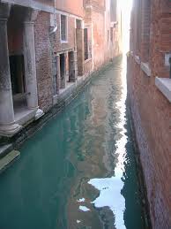 is venice sinking or crumbling