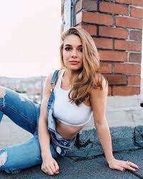 Doch 2020 schaffte sie den sprung ins nach der schule startete lola weippert mit einem volontariat beim radiosender „bigfm. Instagram Crush Lola Weippert 25 Photos Suburban Men In 2021 Women Fashion Photo