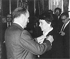 Αφιερωμένη στην παιδεία, τις αξίες, αλλά και με το βλέμμα στο μέλλον, ήταν η συγκλονιστική ομιλία της διακεκριμένης ακαδημαϊκού ελένης αρβελέρ στο οικονομικό φόρουμ των δελφών. Elenh Arbeler Mia Zwh Poy A3izei Na Th Zhsei Kaneis Politismos Eidhseis