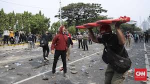 Polisi Pukul Jurnalis Cnnindonesia Com Liput Demo Omnibus Law