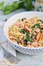 15 Minute Meal Salmon Spinach Fettuccine With Simple Tomato Sauce Salmon Spinach Easy Tomato Sauce Spinach Fettuccine