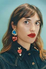 Även om hon ändrat sin stil genom åren så har hon alltid haft en röd tråd i sitt sätt att klä sig. Pin Pa Allt Bra