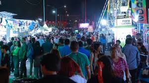 Familias llegan al Centro Cívico de Mexicali para celebrar el 15 de septiembre
