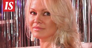 Kohusuhde: Pamela Anderson ja Julian Assange tapailevat tiiviisti