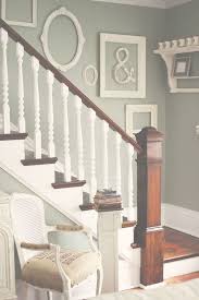 طرق فن تعليق البراويز الفريمات على الجدار افكار وامثلة Traditional Staircase Home Decor Staircase Design