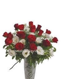 / il lisianthus è un fiore delicato che ci invita al volo, in senso lato a lasciarsi andare e a godere della vita a pieni available for delivery in russia and internationally fiori simili alle rose. Bouquet Di Roselline Rosse E Lisianthus Fiori A Viareggio Fiorista Consegna Fiori E Piante A Viareggio