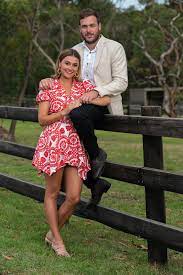 Six lonely farmers on the road to romance choose between hundreds of prospective partners. P1srns2o Znn2m
