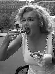 Missingmarilyn Marilyn Monroe Eating A Hot Dog In New York 1957 Zoom Marilyn Monroe Rare Marilyn Monroe Marilyn Monroe Photos
