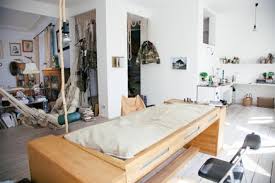 Multitalent und verwandlungskünstler ausziehbares bett mira weiß von bett zum ausziehen gleiche höhe bild. Wohnideen Einrichten Schreibtisch Bett Kombination