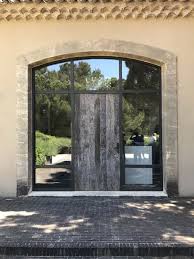 Porte D Entree En Vieux Chene Non Rabote Dans Encadrement Fer Et Verre Porte Entree Maison Entree Maison Porte Entree Vitree