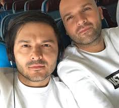 Liviu vârciu și andrei ștefănescu au donat premiul în valoare de 1000 de euro, oferiți de fundația mereu aproape. Video Andrei È™tefÄƒnescu È™i Liviu Varciu Coregrafie In Pat Pe Melodie Din Anii 90 Doi Nebuni Spynews Ro