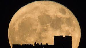 Jika semalam anda sempat melihat bulan terlihat lebih besar dari biasanya dan memancarkan sinar kemerahan, anda telah melihat supermoon. Supermoon Akan Muncul Tanggal 21 Januari 2019 Fenomena Langit Ini Juga Terjadi Di Hari Yang Sama Halaman All Surya Malang