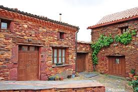 Las casas de piedra son viviendas hipotecables y heredables. Casas De Piedra Roja En Villacorta Pueblo Rojo De Segovia Por Javier Civantos Fotografia Turismo De Observacion