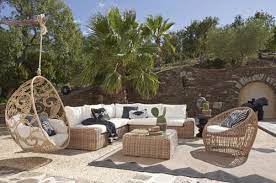 Choisir un salon de jardin. Salon De Jardin 5 Places En Resine Tressee Imitation Rotin Et Coussins Blanc Casse Cerrado Maisons Du Monde