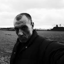 La réaction dévastée de Vasyl nous offre l'occasion de réaliser à quel  point il est difficile d'accepter la défaite. Elle nous propose aussi de  réfléchir à la vulnérabilité de notre identité sociale.