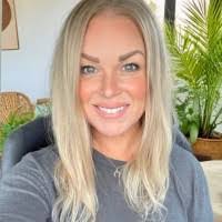 Shelly Pope's Instagram, Twitter & Facebook