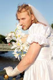 ヒゲの花嫁ロシアを行く 純白のウエディングドレスに身を包んだ男性の美麗写真 花嫁 ウエディングドレス ウェディングドレス