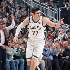Ersan i̇lyasova, genç yaşta başladığı basketbol hayatında ilk profesyonel kariyerine türk basketbol ligi'nin güçlü ekiplerinde ülkerspor alt yapısında başladı. Milwaukee Bucks This Is Art Ersan Ilyasova Facebook