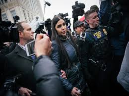 Emma coronel, esposa de joaquín el chapo guzmán, fue arrestada hoy en virginia por cargos relacionados a su presunta participación en el tráfico internacional de drogas, informó el departamento de justicia en un comunicado. Tlflbacajd6kbm