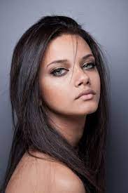 grey and brown shadow gentle cat eye i love the combo of her light green eyes her tanish skin and dark belleza del cabello pelo oscuro cabello color marron