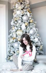 Check spelling or type a new query. 25 Ways To Decorate A Flocked Christmas Tree Shelterness