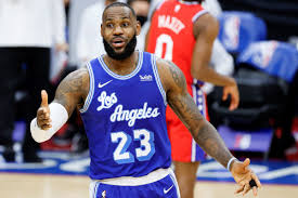 Juliana carlos, now known as courtside karen thanks to lebron james, has apologized to the nba star for heckling him during a recent los angeles. Influencer Courtside Karen Apologizes After Feuding With Lebron James During Lakers Hawks Game