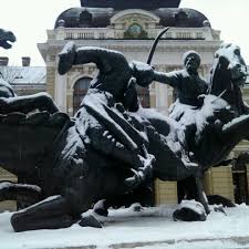 Amennyire nagy hangsúlyt fektet a város a barokk műemlékek rendbehozatalára, úgy teljesen érthetetlen, hogy erre az alkotásra miért nem figyelnek. Eger