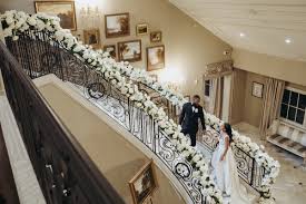 We're building a flower staircase!i love summer and what better way to celebrate party season than with a flower diy project?! 15 Pretty Perfect Floral Staircase Decor Perfete