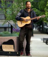 Men faderskapet prövades i domstol 1989 och sångaren gick då med på att betala underhåll på motsvarande cirka 20 000 kronor i månaden tills sonen fyllde 18 år. Tom Jones Homeless Son Begs Beside Sign Reading I Need Money Please Help Lipstick Alley