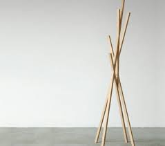 Tolle Beispiele Fur Einen Modernen Garderobenstander Archzine Net Garderobenstander Design Garderobe Stander Kleiderstander Design