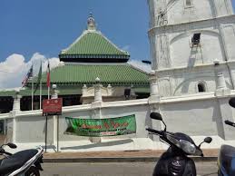 The minaret and mosque style have a chinese pagoda influence. Masjid Kampung Kling Kampung Kling Mosque Trip Holiday Malaysiatrip Triptomalaysia Malaysia Melaka Malacca Triptomal House Styles Mansions Home Decor