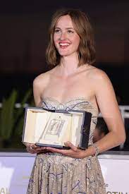Il premio per la migliore interpretazione femminile al 74/o festival di cannes va all'attrice norvegese renate reinsve per il film the worst . Hjaaxmlszmyd3m