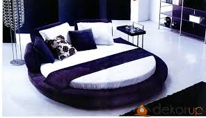 Güne başlayacağınız yerde yani yatak odanızda, yumuşak renklerle birlikte canlı renkler kullanmak sizi bir yandan sakinleştirirken, diğer yandan da size yataktan çıkacak enerjiyi verir. Yuvarlak Yatak Odasi Takimlari Dekorup