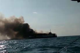 Belasan awak kapal langsung melompat ke laut menyelamatkan diri. Kapal Roro Berisi 26 Awak Dan 18 Truk Terbakar Di Laut Jawa
