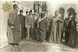 زياره الشيخ عبد الله السالم الصباح امير دوله الكويت وعلى يمينه المرحوم مكي ال جميل متصرف لواء كربلاء وعلى يساره سادن الروضه الحسينيه عبا History Photo Youtube