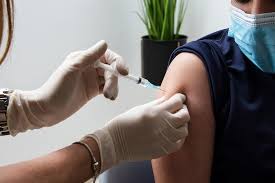 Circolare del commissario Figliuolo:"Prima si vaccina per età, poi le altre categorie"