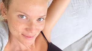 Brava fiammetta, cosi si fa, minigonne corte per mostrare le tue belle gambe, e farmi segare a me come un porco. Fiammetta Cicogna Mamma Per Due Sono Nate Le Gemelle Gaia E Gioia