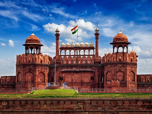 Delhi: Red Fort Light & Sound Show with Private Car & Guide