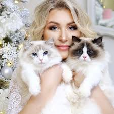 Anna Dille's Instagram, Twitter & Facebook