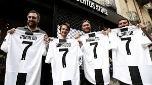 Dein ronaldo trikot gibt's bei unisportstore.de! Juventus Cristiano Ronaldo Sorgt Fur Mega Absatz Bei Trikotverkaufen Goal Com