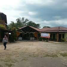 Rizalan chalet terletak berdekatan dengan dua medan ikan bakar iaitu di pengkalan balak dan persatuan nelayan, kuala sungai baru. Masha Chalet Pangkalan Balak