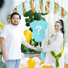 28, born 28 september 1992. Gaya Seperti Tidak Pakai Seluar Netizen Kritik Cara Pemakaian Izara Aishah Di Majlis Baby Shower