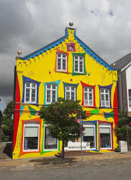Отель restaurant gelbes haus 3*. Das Gelbe Haus Ein Buntes Haus Am Marktplatz Von Bredstedt In Schleswig Holstein Inspirierte Den Designer Udo Bernhart Zu Dieser Farbenfrohen Staedte Fotos De